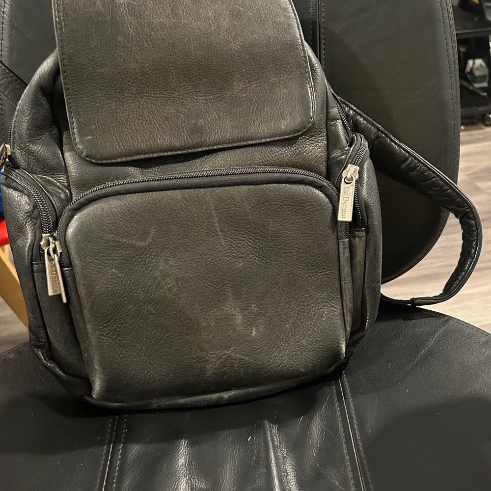 Vintage Le Donne Black genuineLeather Backpack Bag multiple exterior zip pockets